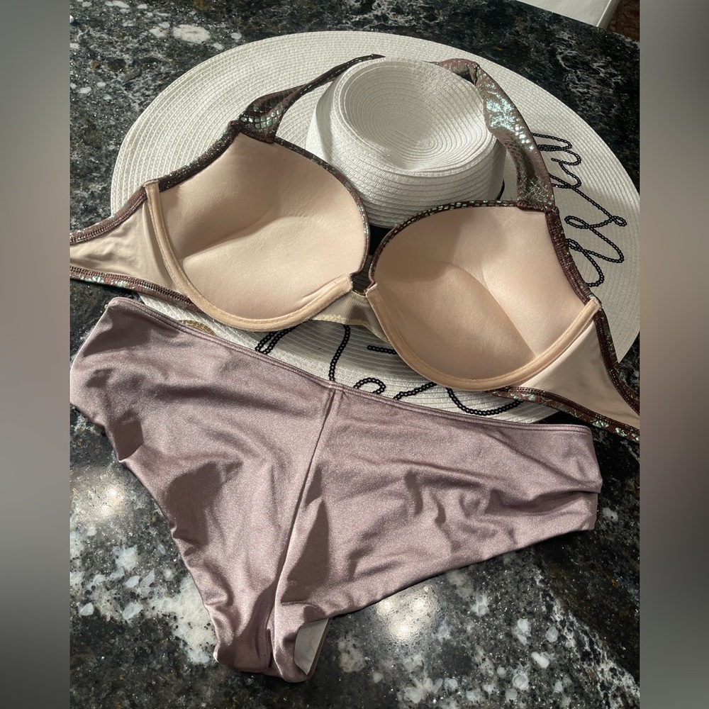 VS mermaid 🧜‍♀️ bombshell set 34D Top and M hoop nude bottoms - Picture 11 of 15